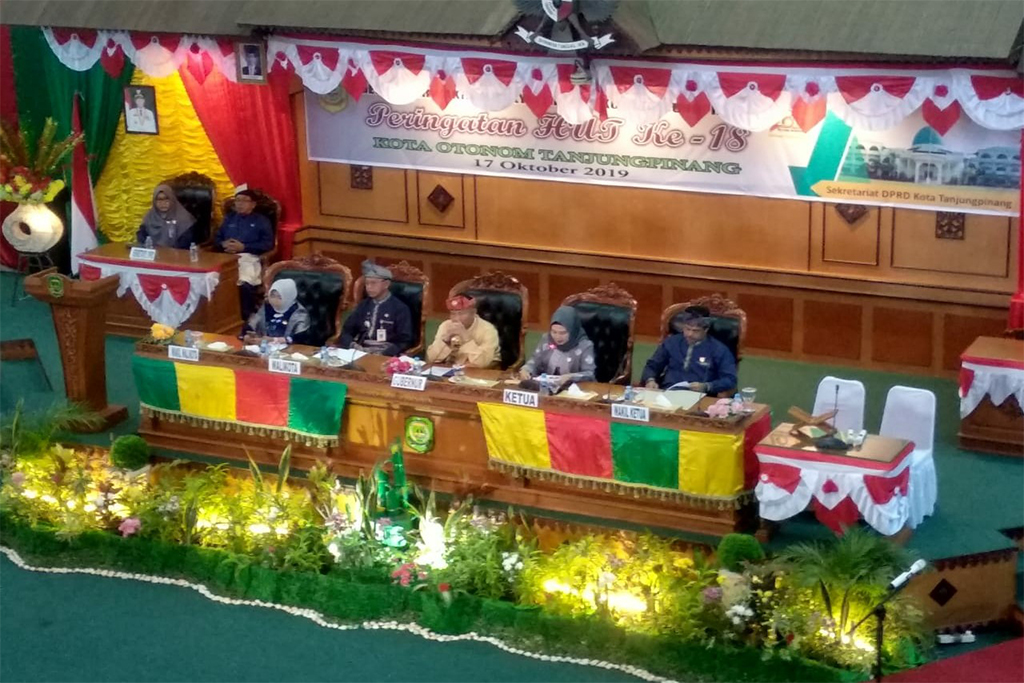 Rapat paripurna dipimpin dan dibuka langsung oleh Ketua DPRD Kota Tanjungpinang, Hj. Yuniarni Pustoko Weni, SH 